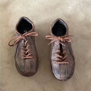 Born Brown Sneakers Minimalist Lace-Up Design